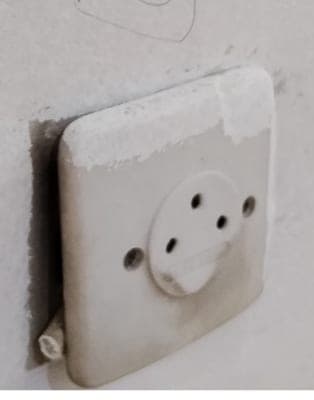 Utičnica sa tragovima pregrevanja oko kontakata